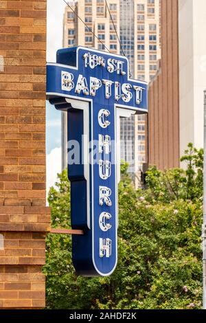 Leuchtreklame außerhalb der 16th Street Baptist Church, wo Martin Luther King Jr in Birmingham, AL, USA gepredigt Stockfoto