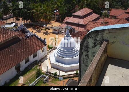 Dickwella, Sri Lanka - Januar 29,2019: Blick von der Spitze des Buddha Statue. Wewurukannala Vihara. Eine 50 m hohe sitzender Buddha Figur - die größte Stockfoto