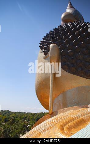 Dickwella, Sri Lanka - Januar 29,2019: Blick von der Spitze des Buddha Statue. Wewurukannala Vihara. Eine 50 m hohe sitzender Buddha Figur - die größte Stockfoto