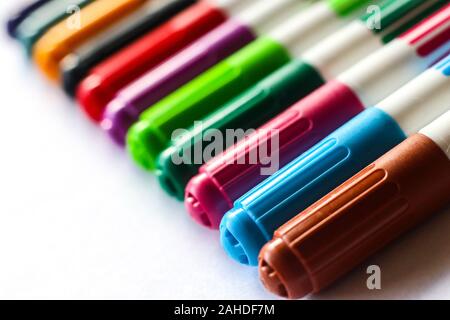 Nahaufnahme auf bunten Marker in einer Reihe angeordnet Stockfoto