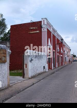 Valladolid, Mexiko - Januar 28,2018: Typische koloniale Straße in Valladolid, Mexiko. Valladolid ist eine Stadt auf Mexicos Yucatan Halbinsel. Die koloniale b Stockfoto