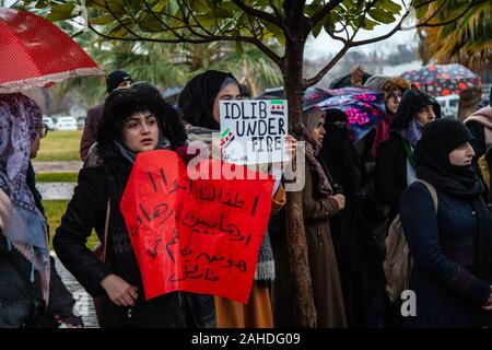 Eine Frau hält ein Plakat, wie sie Teil nimmt während der Demonstration. eine Gruppe von syrischen Flüchtlinge in der Türkei, in der Stadt Gaziantep Protest in Solidarität mit den Menschen in Syrien und auch die Anzeichen für ein Ende der Bombardierung der Stadt Idlib durch Russland und das Assad-regime. Stockfoto