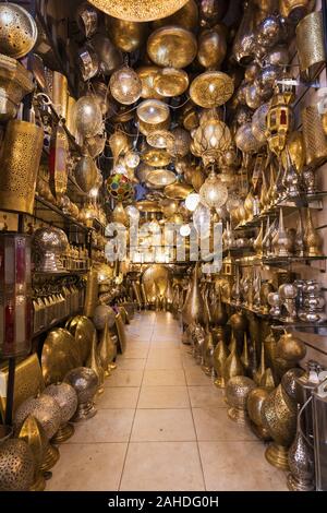 Marokkanische Hängelampen auf dem Markt in Medina. Lampen und Souvenirläden, Marrakesch. Traditioneller marokkanischer Markt, Marokko in Afrika. Store in Ma Stockfoto