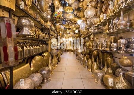 Marokkanische Hängelampen auf dem Markt in Medina. Lampen und Souvenirläden, Marrakesch. Traditioneller marokkanischer Markt, Marokko in Afrika. Store in Ma Stockfoto
