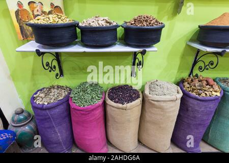 Gewürze zum Kochen und Tee. Straßenmarkt in Marrakesch oder Fes, Marokko, Afrika. Marokkanische Küche Marokkanischen traditionellen Markt in Medina. Schönes Geschenk für Stockfoto