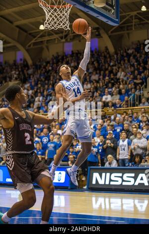 Durham, NC, USA. 28. Dez 2019. Duke Blue Devils Schutz Jordanien Goldwire (14) schießt ein layup während der NCAA Basketball Aktion zwischen den Braunbären und die Duke University Blue Devils Cameron am Innenstadium Durham, NC. Jonathan Huff/CSM. Credit: Cal Sport Media/Alamy leben Nachrichten Stockfoto