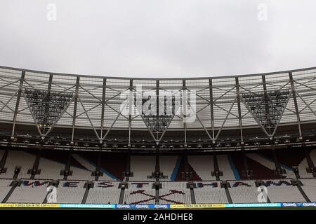 London, Großbritannien. 28 Dez, 2019. Einen allgemeinen Blick in die Londoner Stadion vor Kick off. Premier League match, West Ham United v Leicester City an der London Stadium, Queen Elizabeth Olympic Park in London am Samstag, den 28. Dezember 2019. Dieses Bild dürfen nur für redaktionelle Zwecke verwendet werden. Nur die redaktionelle Nutzung, eine Lizenz für die gewerbliche Nutzung erforderlich. Keine Verwendung in Wetten, Spiele oder einer einzelnen Verein/Liga/player Publikationen. pic von Steffan Bowen/Andrew Orchard sport Fotografie/Alamy Live news Credit: Andrew Orchard sport Fotografie/Alamy leben Nachrichten Stockfoto