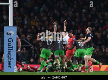 Twickenham, London, UK. 28 Dez, 2019. English Premiership Rugby, Harlekine gegen Leicester Tigers; Harlekine feiern riefen ihren vierten versuchen - Redaktionelle Verwendung Credit: Aktion plus Sport/Alamy leben Nachrichten Stockfoto