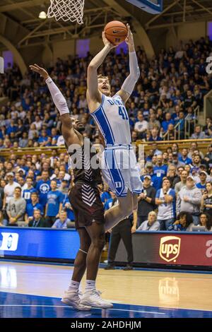 Durham, NC, USA. 28. Dez 2019. Duke Blue Devils, Jack White (41) Geht für ein layup während der NCAA Basketball Aktion zwischen den Braunbären und die Duke University Blue Devils Cameron am Innenstadium Durham, NC. Jonathan Huff/CSM. Credit: Cal Sport Media/Alamy leben Nachrichten Stockfoto