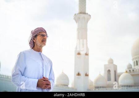 Arabischer Mann Besuch der Großen Moschee in Abu Dhabi tragen kandora Stockfoto