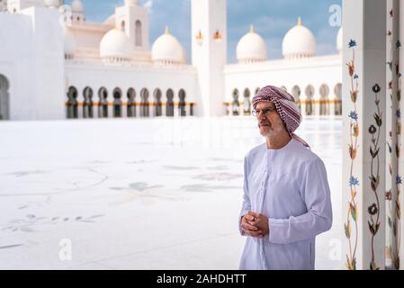 Arabischer Mann Besuch der Großen Moschee in Abu Dhabi tragen kandora Stockfoto