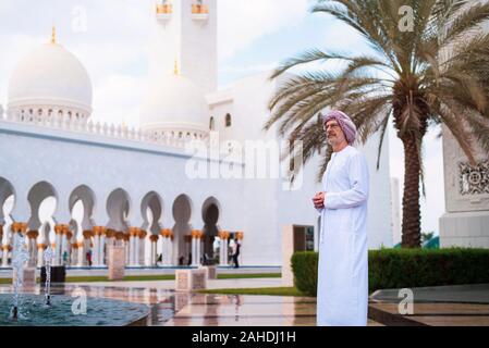 Arabischer Mann Besuch der Großen Moschee in Abu Dhabi tragen kandora Stockfoto