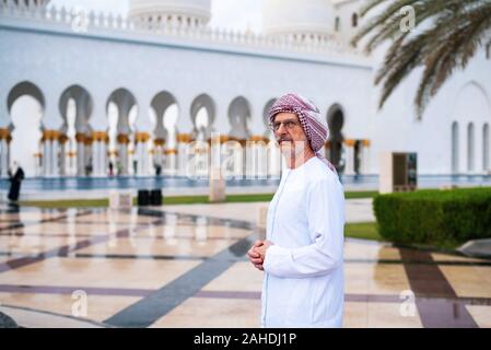 Arabischer Mann Besuch der Großen Moschee in Abu Dhabi tragen kandora Stockfoto