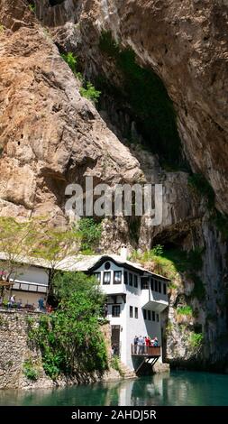 Hancock, Bosnien - April, 2019: Derwisch Haus oder Blagaj Tekija, die in der Höhle in der Nähe von Buna River. Das Gebäude ist ein Derwisch Kloster außerhalb der Stadt Mostar Stockfoto