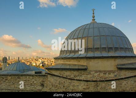 Der Blick aus dem 16. Jahrhundert Suleymaniye Moschee, die Größte osmanische Moschee in Istanbul, Türkei, in Richtung des Bosporus und Beyoglu auf der Suche Stockfoto