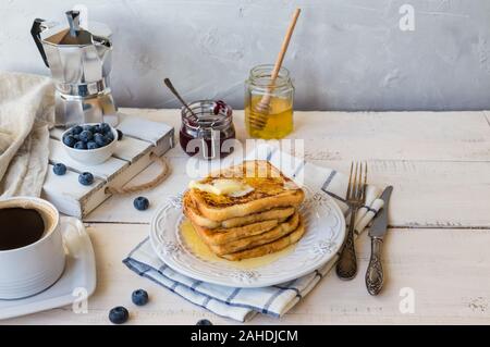 French Toast mit Butter und Heidelbeeren zum Frühstück. Stockfoto