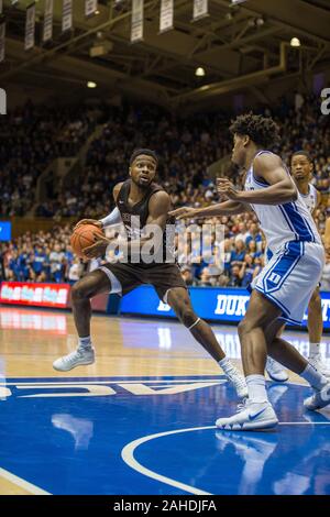 Durham, NC, USA. 28. Dez 2019. Braunbären vorwärts Tamenang Choh (25) fällt ein Schuß während NCAA Basketball Aktion zwischen den Braunbären und die Duke University Blue Devils Cameron am Innenstadium Durham, NC zu erhalten. Jonathan Huff/CSM. Credit: Cal Sport Media/Alamy leben Nachrichten Stockfoto