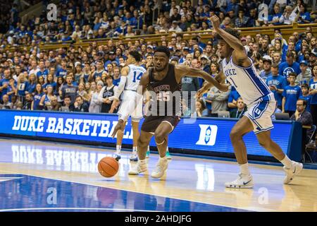 Durham, NC, USA. 28. Dez 2019. Braunbären vorwärts Tamenang Choh (25) fährt in den Herzog Lane während der NCAA Basketball Aktion zwischen den Braunbären und die Duke University Blue Devils Cameron am Innenstadium Durham, NC. Jonathan Huff/CSM. Credit: Cal Sport Media/Alamy leben Nachrichten Stockfoto