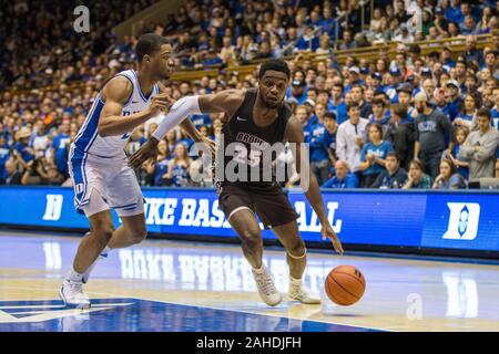 Durham, NC, USA. 28. Dez 2019. Braunbären vorwärts Tamenang Choh (25) fährt in den Herzog Lane während der NCAA Basketball Aktion zwischen den Braunbären und die Duke University Blue Devils Cameron am Innenstadium Durham, NC. Jonathan Huff/CSM. Credit: Cal Sport Media/Alamy leben Nachrichten Stockfoto