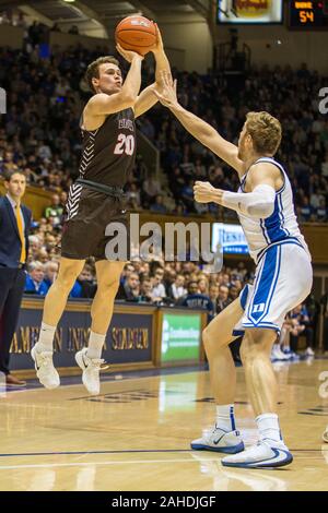 Durham, NC, USA. 28. Dez 2019. Braunbären guard Zach Hunsaker (20) macht eine Aufnahme während der NCAA Basketball Aktion zwischen den Braunbären und die Duke University Blue Devils Cameron am Innenstadium Durham, NC. Jonathan Huff/CSM. Credit: Cal Sport Media/Alamy leben Nachrichten Stockfoto