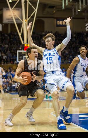 Durham, NC, USA. 28. Dez 2019. Braunbären guard Zach Hunsaker (20) versucht, einen geöffneten Schuß während der NCAA Basketball Aktion zwischen den Braunbären und die Duke University Blue Devils Cameron am Innenstadium Durham, NC zu erhalten. Jonathan Huff/CSM. Credit: Cal Sport Media/Alamy leben Nachrichten Stockfoto