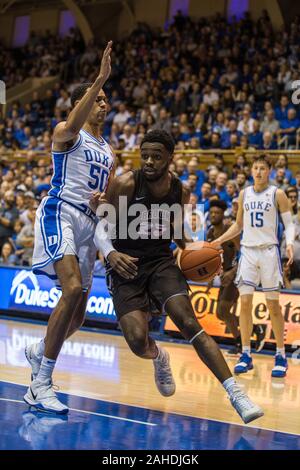 Durham, NC, USA. 28. Dez 2019. Braunbären vorwärts Tamenang Choh (25) fährt in den Herzog Lane während der NCAA Basketball Aktion zwischen den Braunbären und die Duke University Blue Devils Cameron am Innenstadium Durham, NC. Jonathan Huff/CSM. Credit: Cal Sport Media/Alamy leben Nachrichten Stockfoto