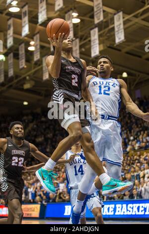 Durham, NC, USA. 28. Dez 2019. Braunbären guard Brandon Anderson (2) schießt ein layup während der NCAA Basketball Aktion zwischen den Braunbären und die Duke University Blue Devils Cameron am Innenstadium Durham, NC. Jonathan Huff/CSM. Credit: Cal Sport Media/Alamy leben Nachrichten Stockfoto