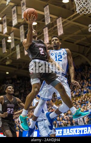 Durham, NC, USA. 28. Dez 2019. Braunbären guard Brandon Anderson (2) schießt ein layup während der NCAA Basketball Aktion zwischen den Braunbären und die Duke University Blue Devils Cameron am Innenstadium Durham, NC. Jonathan Huff/CSM. Credit: Cal Sport Media/Alamy leben Nachrichten Stockfoto