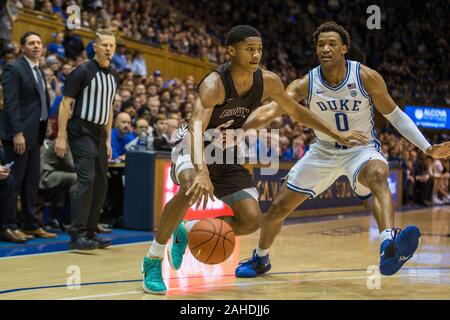 Durham, NC, USA. 28. Dez 2019. Braunbären guard Brandon Anderson (2) Arbeitet man hinter dem Herzog defense NCAA Basketball Aktion zwischen den Braunbären und die Duke University Blue Devils Cameron am Innenstadium Durham, NC. Jonathan Huff/CSM. Credit: Cal Sport Media/Alamy leben Nachrichten Stockfoto