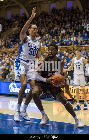 Durham, NC, USA. 28. Dez 2019. Braunbären vorwärts Tamenang Choh (25) Sucht einen geöffneten Schuß während der NCAA Basketball Aktion zwischen den Braunbären und die Duke University Blue Devils Cameron am Innenstadium Durham, NC. Jonathan Huff/CSM. Credit: Cal Sport Media/Alamy leben Nachrichten Stockfoto