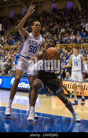 Durham, NC, USA. 28. Dez 2019. Braunbären vorwärts Tamenang Choh (25) Sucht einen geöffneten Schuß während der NCAA Basketball Aktion zwischen den Braunbären und die Duke University Blue Devils Cameron am Innenstadium Durham, NC. Jonathan Huff/CSM. Credit: Cal Sport Media/Alamy leben Nachrichten Stockfoto