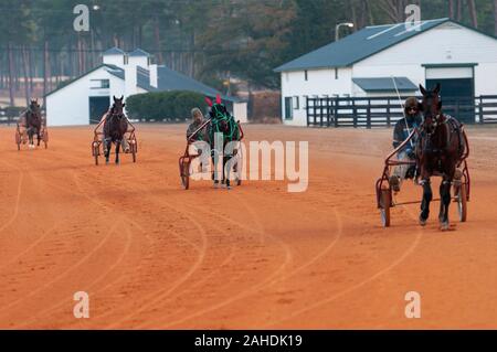 Pinehurst, North Carolina, USA. 28 Dez, 2019. Dez. 28, 2019 - Pinehurst, N.C., USA - Kabelbaum Racers sind durch das Training im Winter Training an der Pinehurst Fahren & Training Club, Pinehurst Kabelbaum Track, Pinehurst, North Carolina. Viele Kabelbaum Racers aus dem Nordosten der USA kommen zu Pinehurst für das Wintertraining. Credit: Timothy L. Hale/ZUMA Draht/Alamy leben Nachrichten Stockfoto