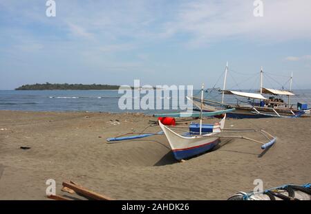 Bankas, traditionelle Outrigger Boote aus Holz durch die handwerklichen Fischer auf den Philippinen verwendet Stockfoto