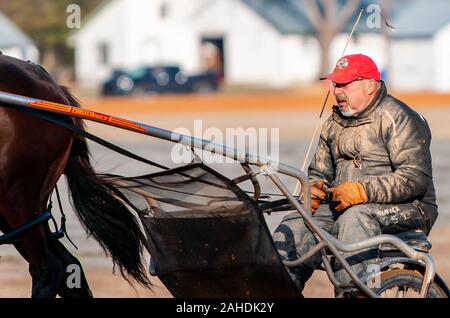 Pinehurst, North Carolina, USA. 28 Dez, 2019. Dez. 28, 2019 - Pinehurst, N.C., USA - HOMER HOCHSTETLER Übungen nach Westen im Winter Training an der Pinehurst Fahren & Training Club, Pinehurst Kabelbaum Track, Pinehurst, North Carolina. Homer Hochstetler Rennställe ist eine von vielen Kabelbaum Racers aus dem Nordosten der USA, die zu Pinehurst für das Wintertraining. Credit: Timothy L. Hale/ZUMA Draht/Alamy leben Nachrichten Stockfoto