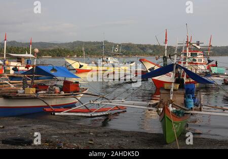 Bankas, traditionelle Outrigger Boote aus Holz durch die handwerklichen Fischer auf den Philippinen verwendet Stockfoto