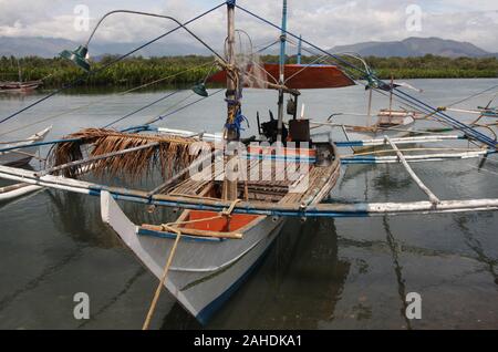 Bankas, traditionelle Outrigger Boote aus Holz durch die handwerklichen Fischer auf den Philippinen verwendet Stockfoto