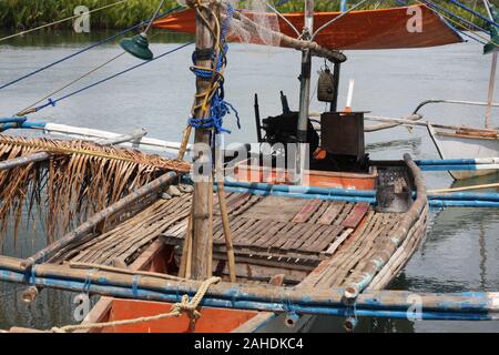 Bankas, traditionelle Outrigger Boote aus Holz durch die handwerklichen Fischer auf den Philippinen verwendet Stockfoto