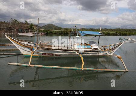 Bankas, traditionelle Outrigger Boote aus Holz durch die handwerklichen Fischer auf den Philippinen verwendet Stockfoto