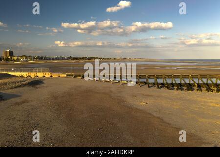 West Beach Littlehampton in Richtung Fluss Arun Eingang an einem schönen Sommertag bei Ebbe suchen. Stockfoto