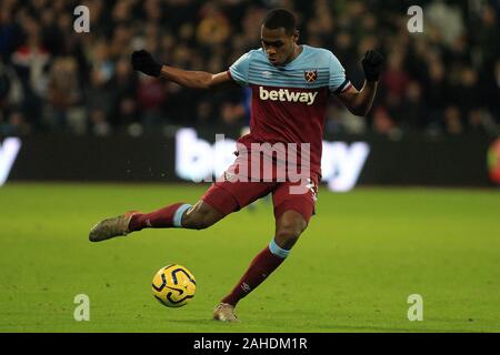 London, Großbritannien. 28 Dez, 2019. Ivss Diop von West Ham United in Aktion. Premier League match, West Ham United v Leicester City an der London Stadium, Queen Elizabeth Olympic Park in London am Samstag, den 28. Dezember 2019. Dieses Bild dürfen nur für redaktionelle Zwecke verwendet werden. Nur die redaktionelle Nutzung, eine Lizenz für die gewerbliche Nutzung erforderlich. Keine Verwendung in Wetten, Spiele oder einer einzelnen Verein/Liga/player Publikationen. pic von Steffan Bowen/Andrew Orchard sport Fotografie/Alamy Live news Credit: Andrew Orchard sport Fotografie/Alamy leben Nachrichten Stockfoto