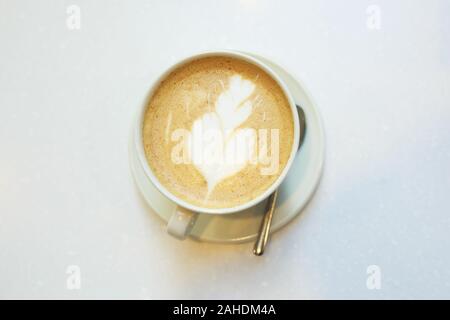 Ansicht von oben Latte Art Kaffee auf weißem Marmor tisch, heißen Latte Stockfoto