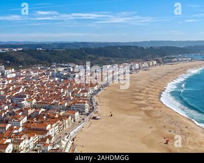 Luftaufnahme von Nazare im Centro Küste von Portugal mit langen Strand und Atlantik Stockfoto