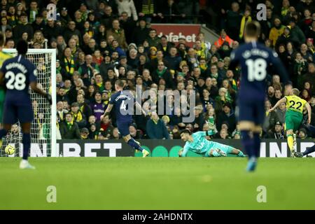 Norwich, UK. 28. Dezember 2019; Carrow Road, Norwich, Norfolk, England, Fußball der englischen Premier League, Norwich gegen Tottenham Hotspur; Teemu Pukki von Norwich City Kerben ist aber entschieden im Abseits von VAR-streng nur für den redaktionellen Gebrauch bestimmt. Keine Verwendung mit nicht autorisierten Audio-, Video-, Daten-, Spielpläne, Verein/liga Logos oder "live" Dienstleistungen. On-line-in-Match mit 120 Bildern beschränkt, kein Video-Emulation. Keine Verwendung in Wetten, Spiele oder einzelne Verein/Liga/player Publikationen Quelle: Aktion Plus Sport Bilder/Alamy leben Nachrichten Stockfoto