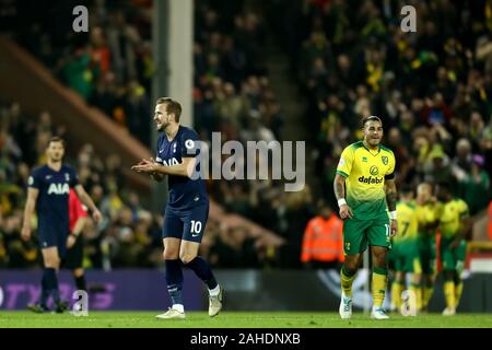 Norwich, UK. 28. Dezember 2019; Carrow Road, Norwich, Norfolk, England, Fußball der englischen Premier League, Norwich gegen Tottenham Hotspur; Harry Kane von Tottenham Hotspur versucht, seine Mannschaft, als das Norwich Ziel zu motivieren, ist abseits unzulässig - Streng redaktionelle Verwendung. Keine Verwendung mit nicht autorisierten Audio-, Video-, Daten-, Spielpläne, Verein/liga Logos oder "live" Dienstleistungen. On-line-in-Match mit 120 Bildern beschränkt, kein Video-Emulation. Keine Verwendung in Wetten, Spiele oder einzelne Verein/Liga/player Publikationen Quelle: Aktion Plus Sport Bilder/Alamy leben Nachrichten Stockfoto