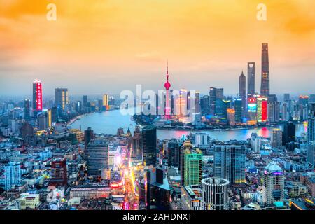 SHANGHAI, China - 15. FEBRUAR 2018: die Wolkenkratzer von Lujiazui Skyline, den Bund, den Fluss Huangpu, und dem Shanghai Tower. Shanghai ist die größte Cit Stockfoto