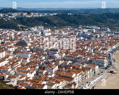 Luftaufnahme von Nazare im Centro Küste von Portugal mit langen Strand und Atlantik Stockfoto