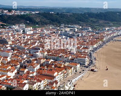 Luftaufnahme von Nazare im Centro Küste von Portugal mit langen Strand und Atlantik Stockfoto