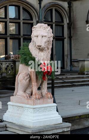 Biltmore lion Statue mit Weihnachten Kranz. Stockfoto