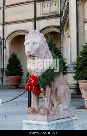 Biltmore lion Statue mit Weihnachten Kranz. Stockfoto