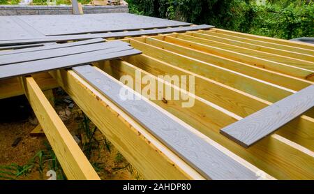 Eine neue Holz-, Holz Deck gebaut. Es ist auf der Terrasse. Neue Deck Terrasse Stockfoto